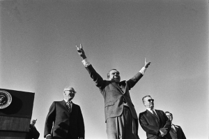 Richard_Nixon_victory_wave