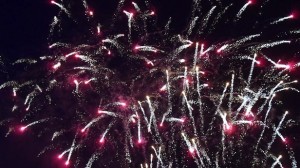 800px-Lewes_Bonfire_Night_2013_South_Street_fireworks_display_3